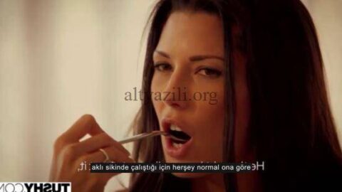 Latin güneşi esmer Alexa Tomas yağız delikanlının kazık gibi sikini güzel daracık göt deliğinden içeri alıyor!!! Türkçe altyazılı porno
