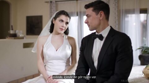 Düğün hediyesi olarak güzel götünü kocasına hediye ediyor. adam buna karşı çıkıp odadan ayrılıyor. damadın en yakın arkadaşı odaya gelerek gelin